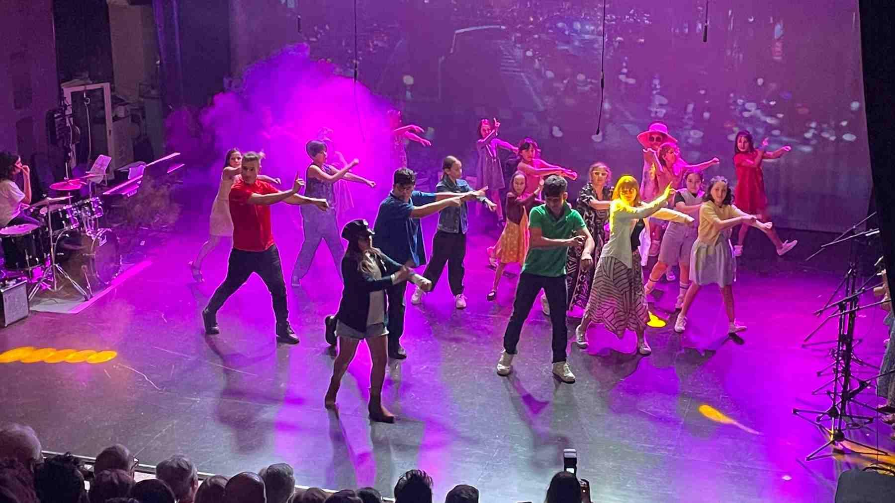 Uno de los momentos del musical ‘100 anys de canvis’.