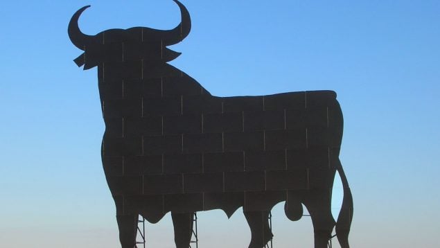 Toro de Osborne en carreteras españolas, qué es el toro de osborne, origen toro de Osborne, carreteras de España y Toro de Osborne, cuántos toros e Osborne hay en las carreteras españolas, dónde hay más toros de osborne.