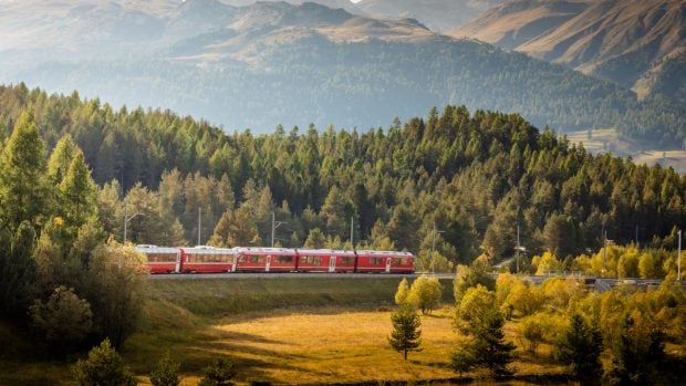 Sun-Ways propone emplear el espacio existente entre las vías del tren para instalar paneles solares.