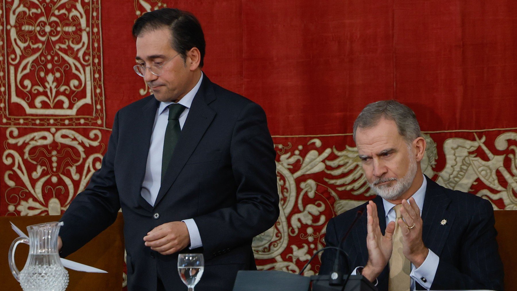 Albares y el Rey en la entrega de despachos de la nueva promoción de diplomáticos. (Foto: Europa Press)