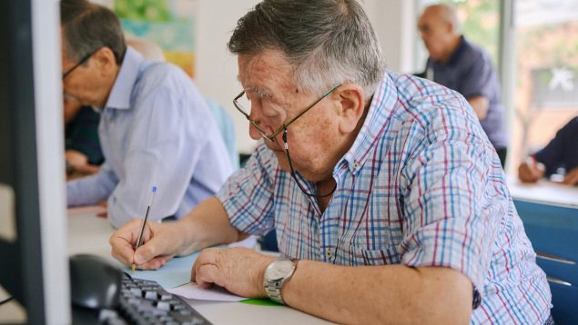Escribir para contar, así es el Concurso de Relatos de la Fundación «la Caixa» que muestra el talento de los mayores de 60 años