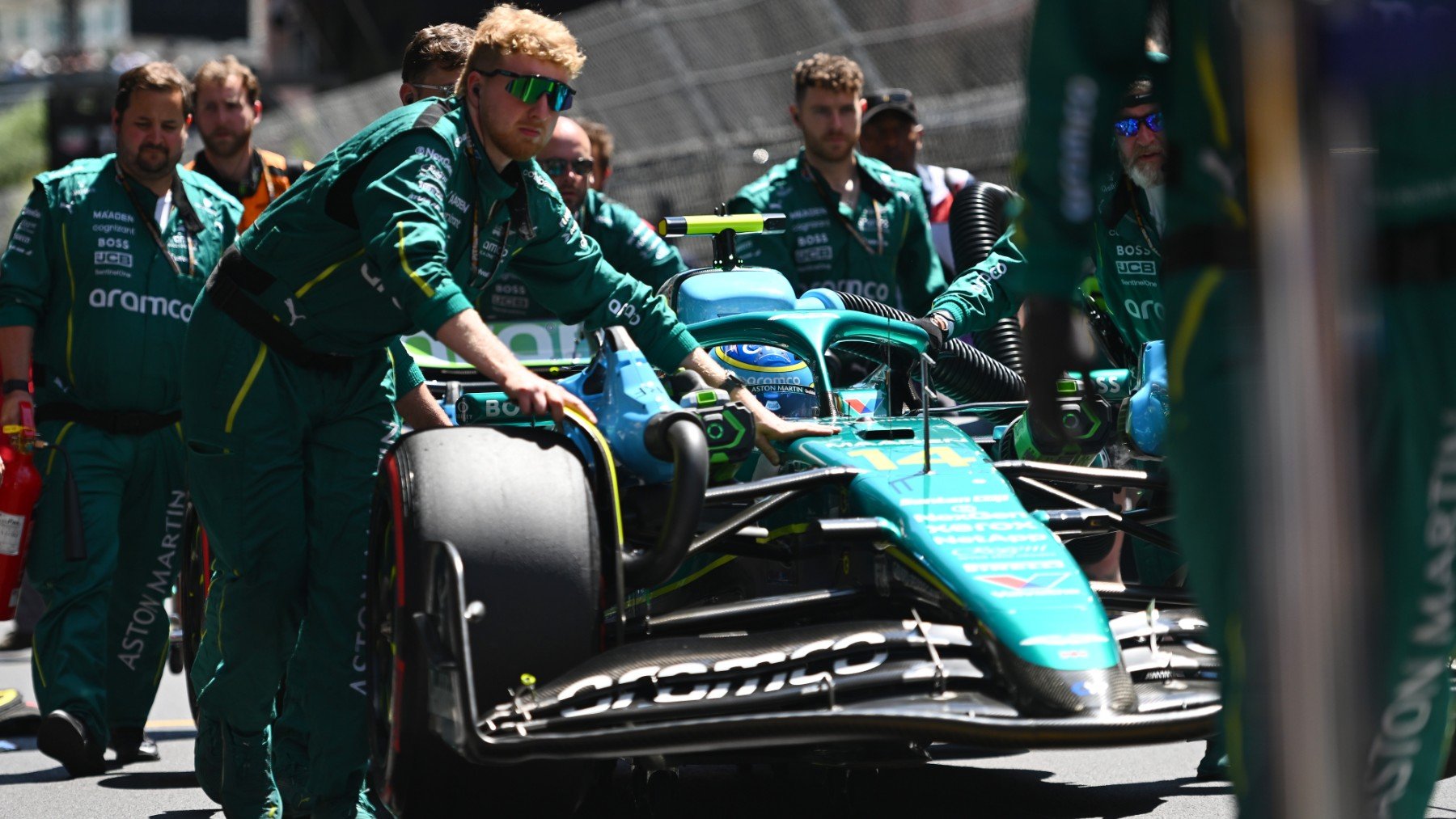 Fernando Alonso, empujado por los ingenieros de Aston Martin. (Getty)