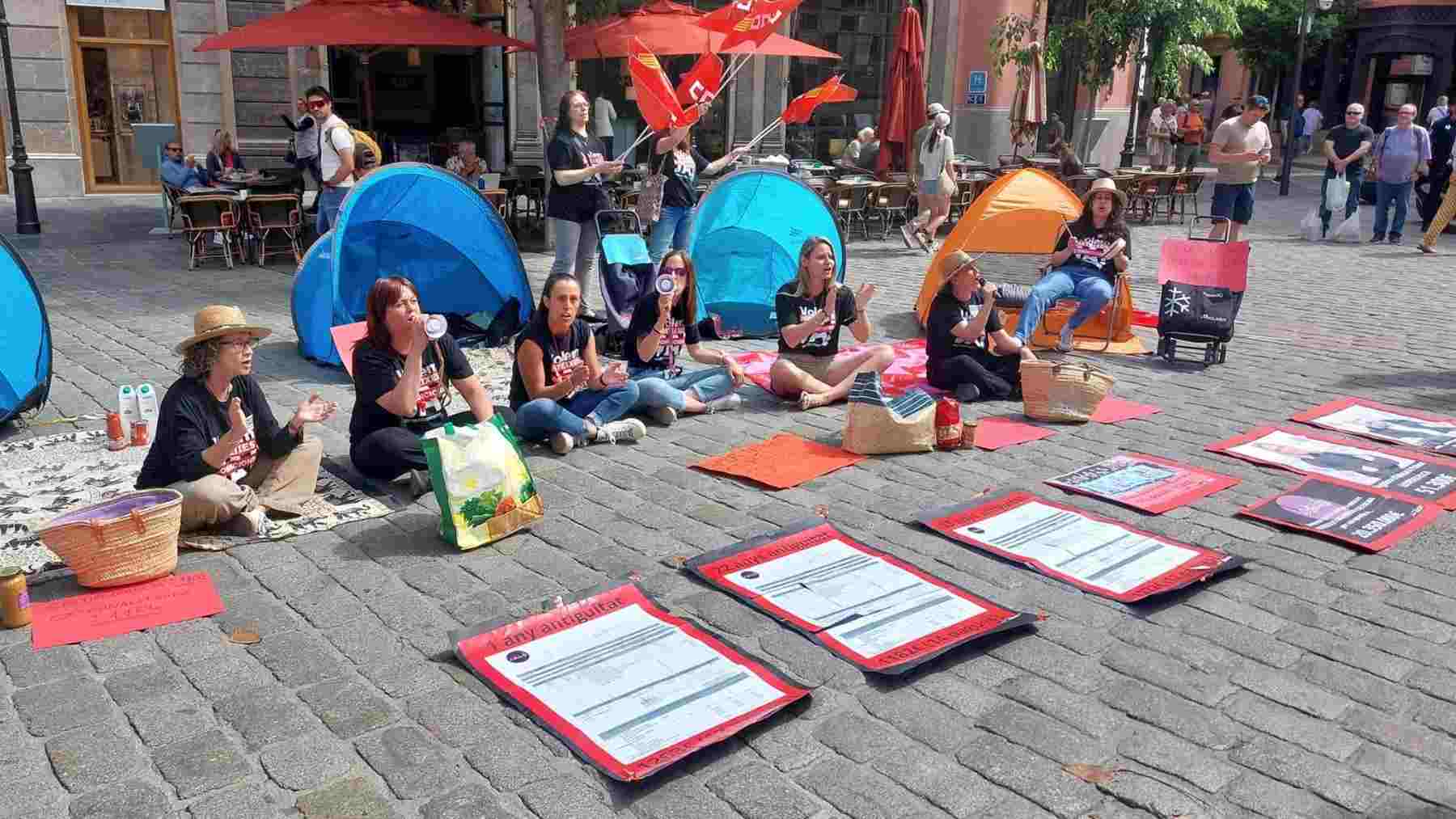 Concentración de las trabajadoras de las ‘escoletes’ externalizadas de Palma. EUROPA PRESS