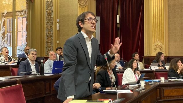 La izquierda balear regala a Prohens un Pleno entero para que luzca sus dos primeros años de gobierno
