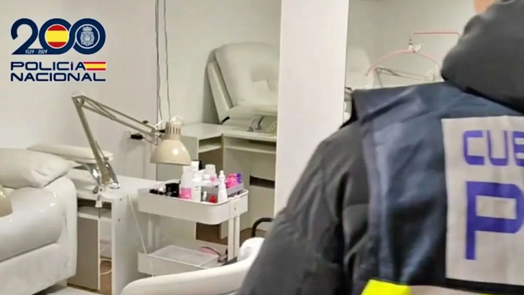 La Policía Nacional durante una intervención en una clínica ilegal de estética.