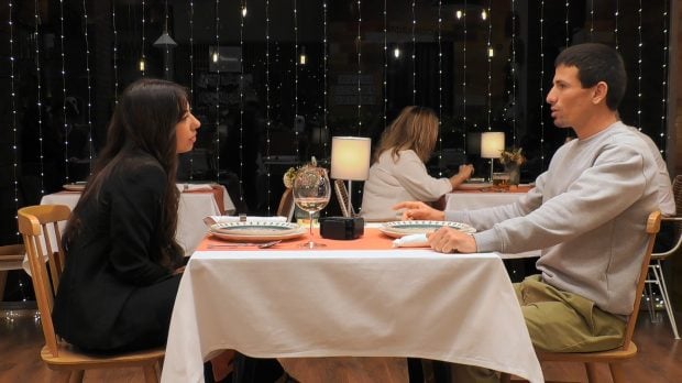 Irina y Eduardo en First Dates. (Mediaset)