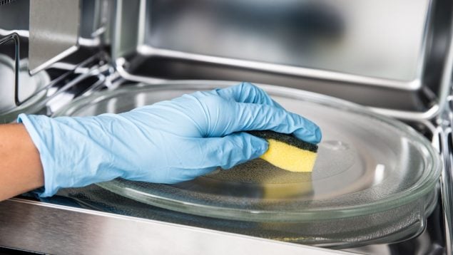 Truco para limpiar el microondas
