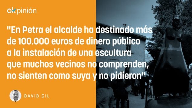 La estatua está desnuda