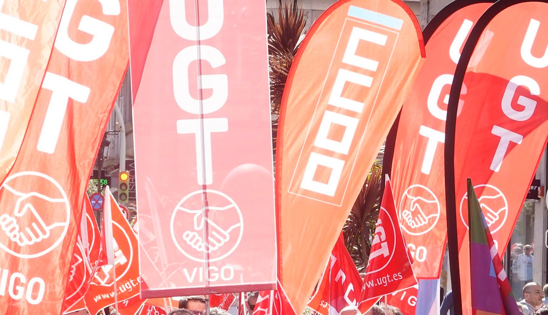 Banderolas de UGT y CCOO en una manifestación.