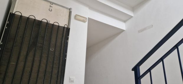 Un okupa le rompe la mandíbula a su vecino en Valencia por quejarse de que le pincha la luz