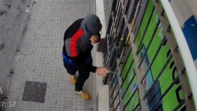 Manifestación en Barbate contra la «islamofobia» por una pintada que ponía «Vox» en un negocio marroquí