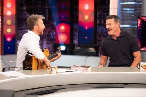 Pablo Motos y Luke Evans cantando en El Hormiguero (Atresmedia).