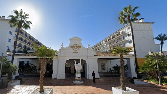 Un turista británico en la UCI tras emborracharse y caer desde el balcón de un hotel de Marbella