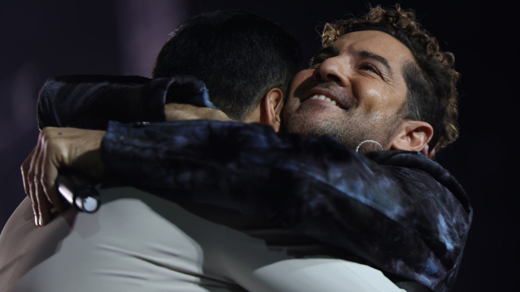 David Bisbal abrazando a su compañero. (Foto: Gtres)