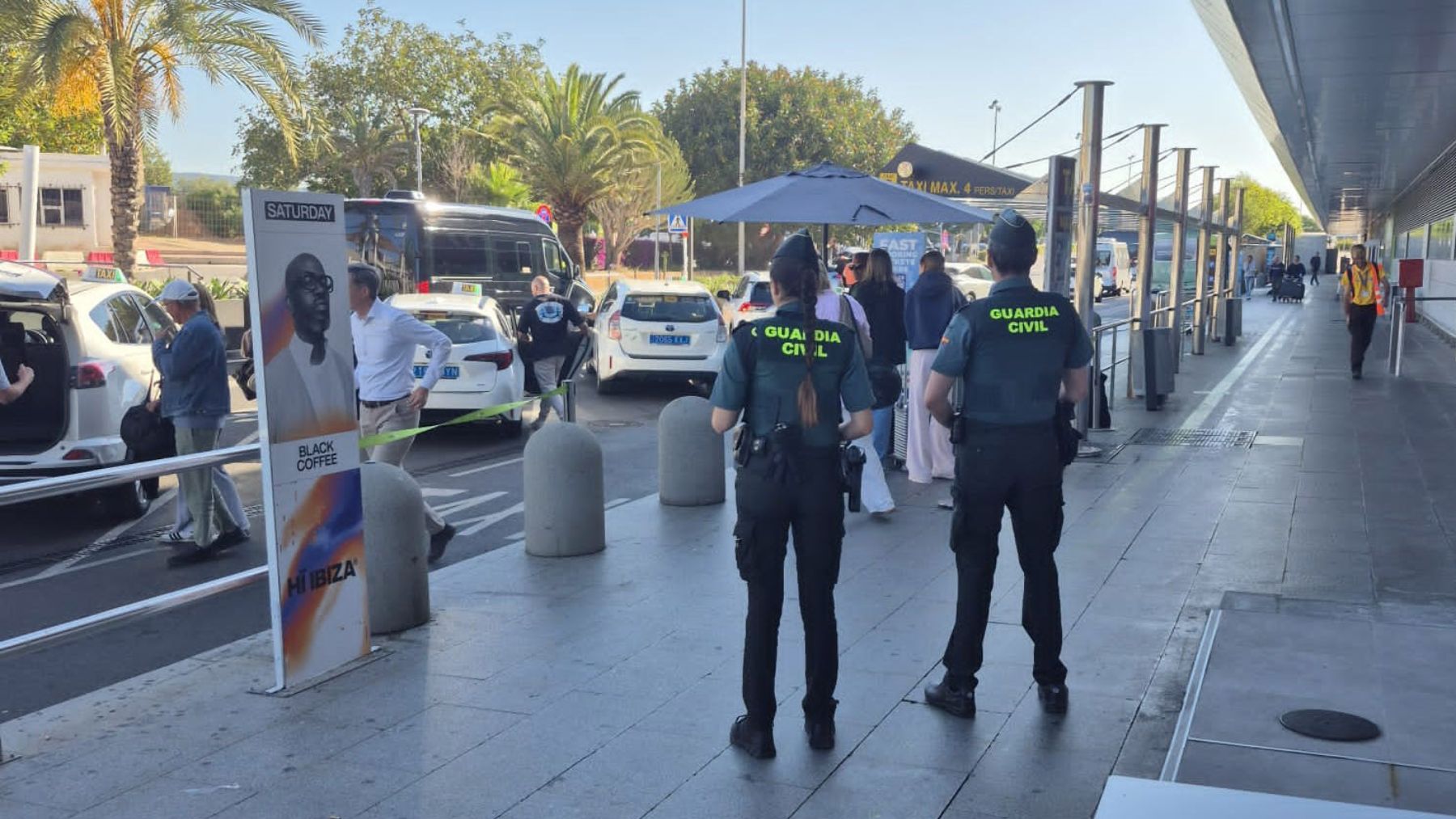 La Guardia Civil inmoviliza taxis pirata en el aeropuerto de Ibiza.