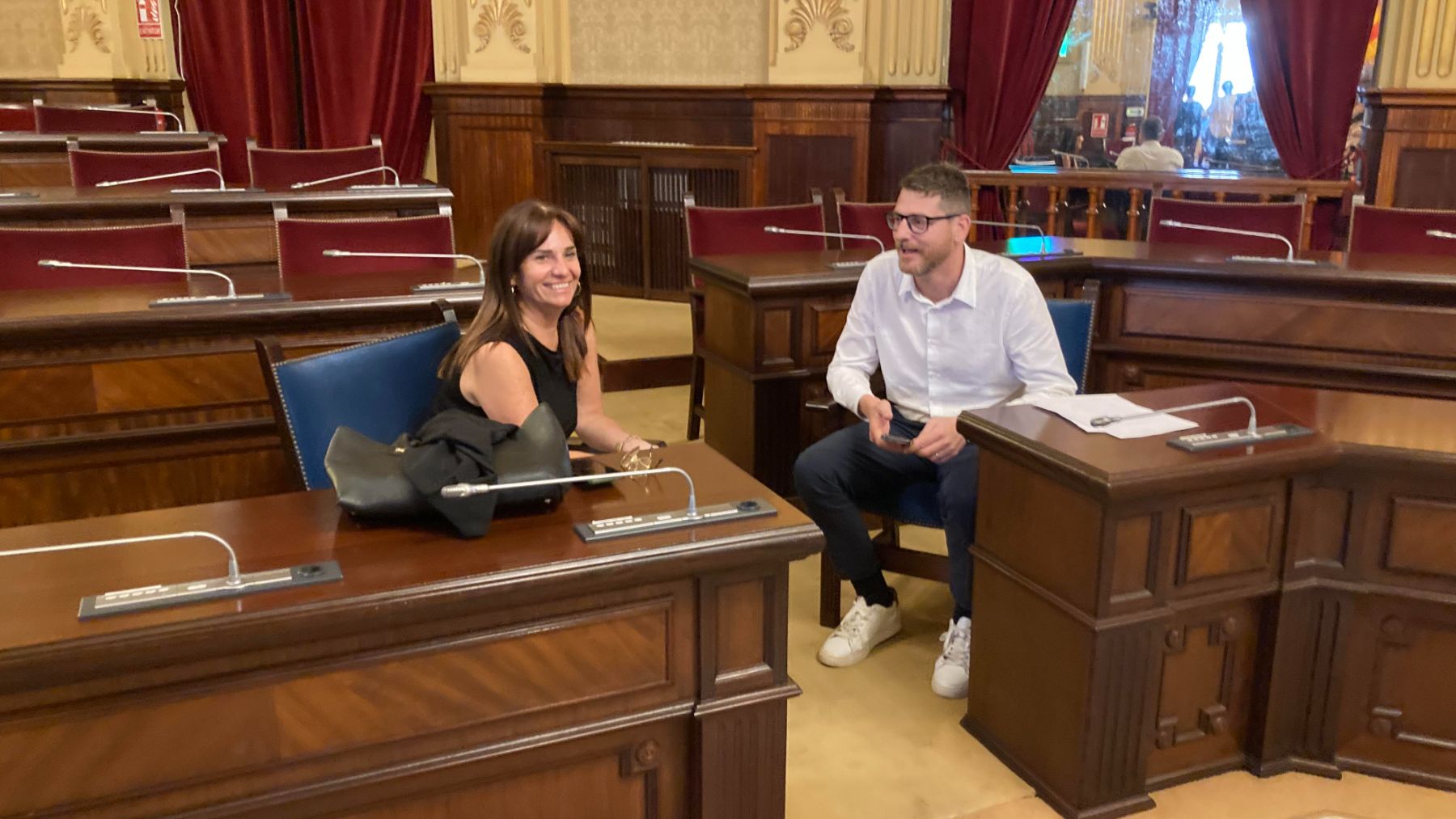 Cañadas (Vox) y Sagreras (PP), sorprendidos este miércoles en el Parlamento balear.