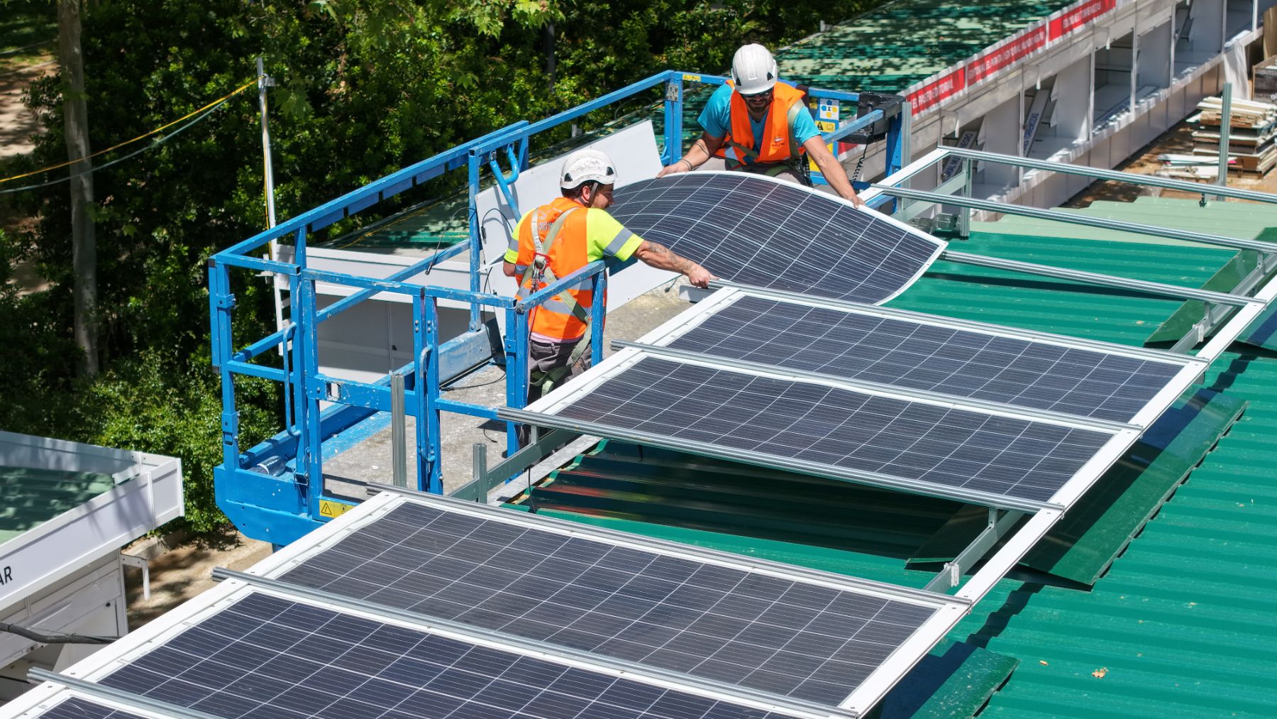 Instalación de paneles solares en la Feria del Libro de Madrid. (Foto: Repsol).