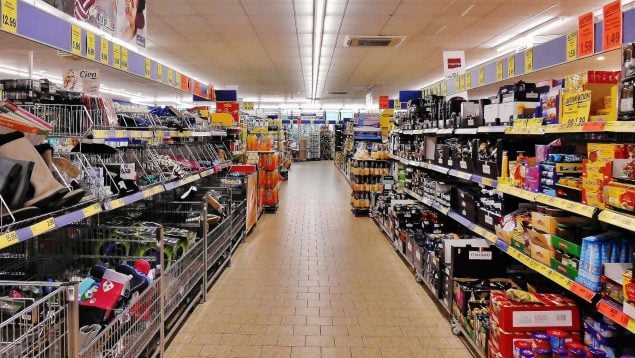 Truco de los supermercados para que te gastes más dinero, truco de los hipermercados para que te gastes más dinero, cómo consigue el hiper que te gastes más, estrategia vertical en los pasillos del super, truco infalible para ahorrar al comprar.