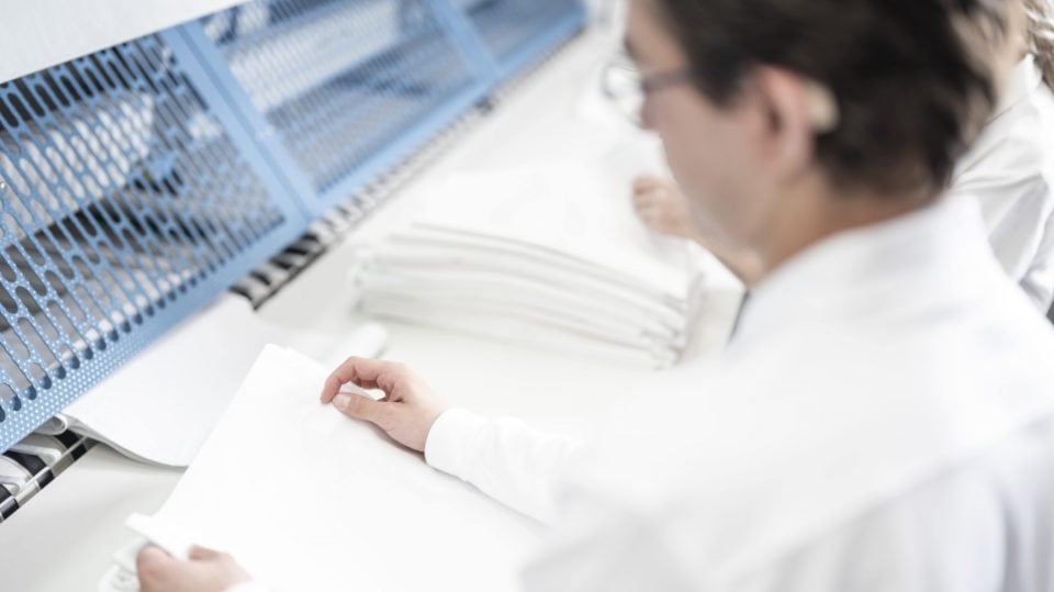 ¿Puede tu ropa de trabajo enfermarte? Estos son los riesgos