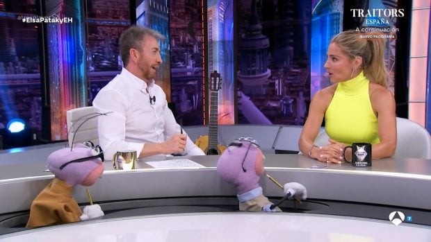 Pablo Motos y Elsa Pataky junto a las hormigas de El Hormiguero (Atresmedia).