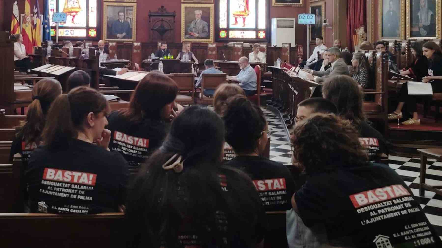 Educadoras en huelga en el pleno municipal de Palma que se celebra hoy.