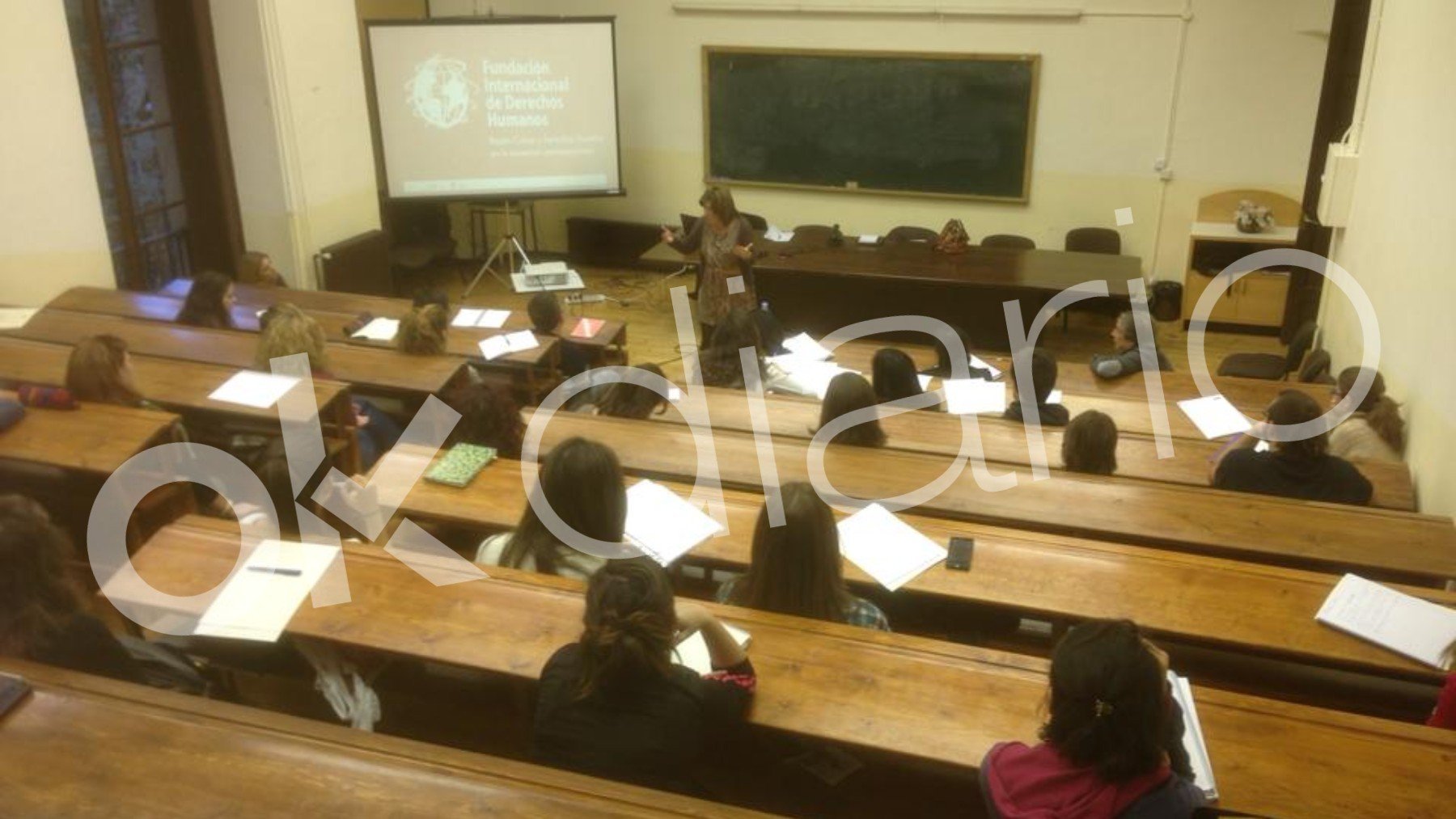 Leire Díez en una clase de la Universidad Complutense.