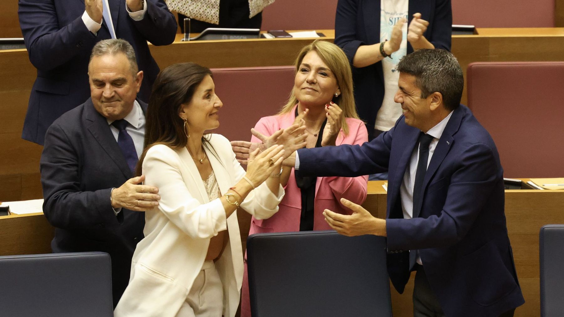 Carlos Mazón y Ruth Merino, de blanco, este miércoles, en las Cortes Valencianas.