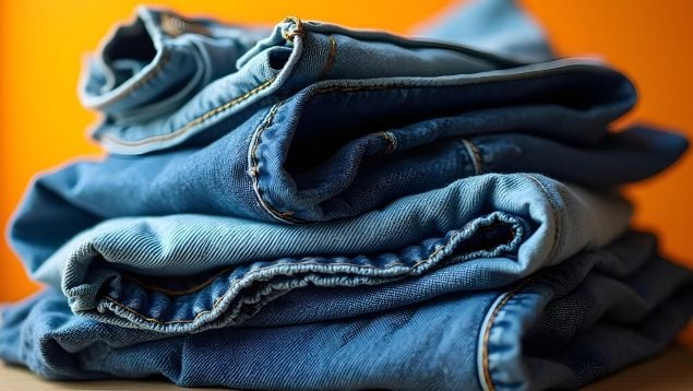 El truco para colgar los pantalones en la percha, la recomendación viral de un influencer para que no se caigan los pantalones de la parcha, truco definitivo para colgar los pantalones, truco para organizar el armario.