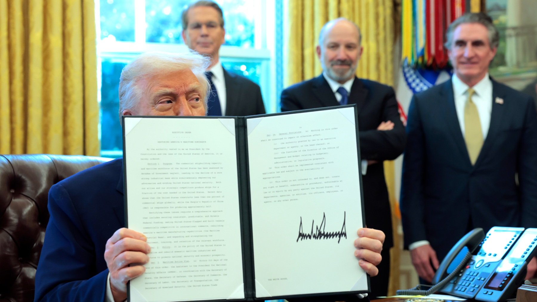 Trump enseña un decreto con los secretarios del Tesoro, Comercio e Interior en el Despacho Oval el 9 de abril. (Foto_ Getty Images)