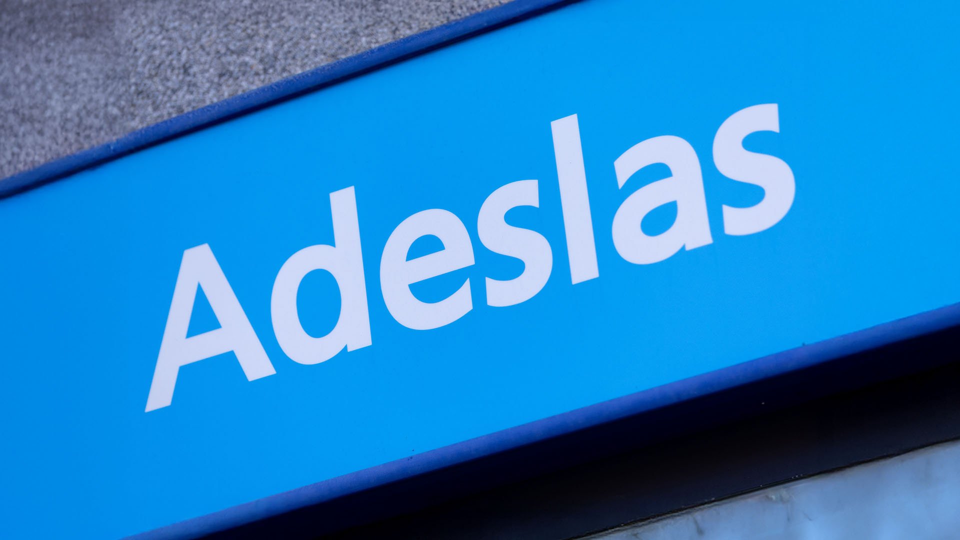 Adeslas no negocia salarios con sus médicos: «Subir un euro la consulta en 3 años no es aceptable»
