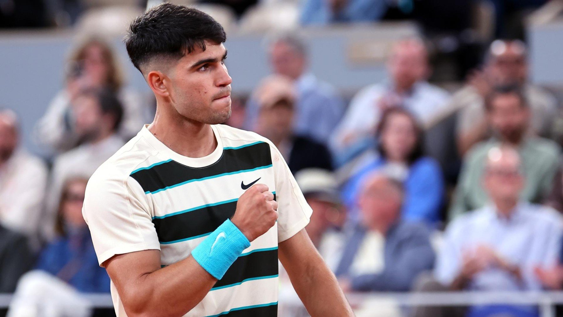 Carlos Alcaraz celebra un punto en su partido contra Fabian Marozsan en Roland Garros. (EFE)