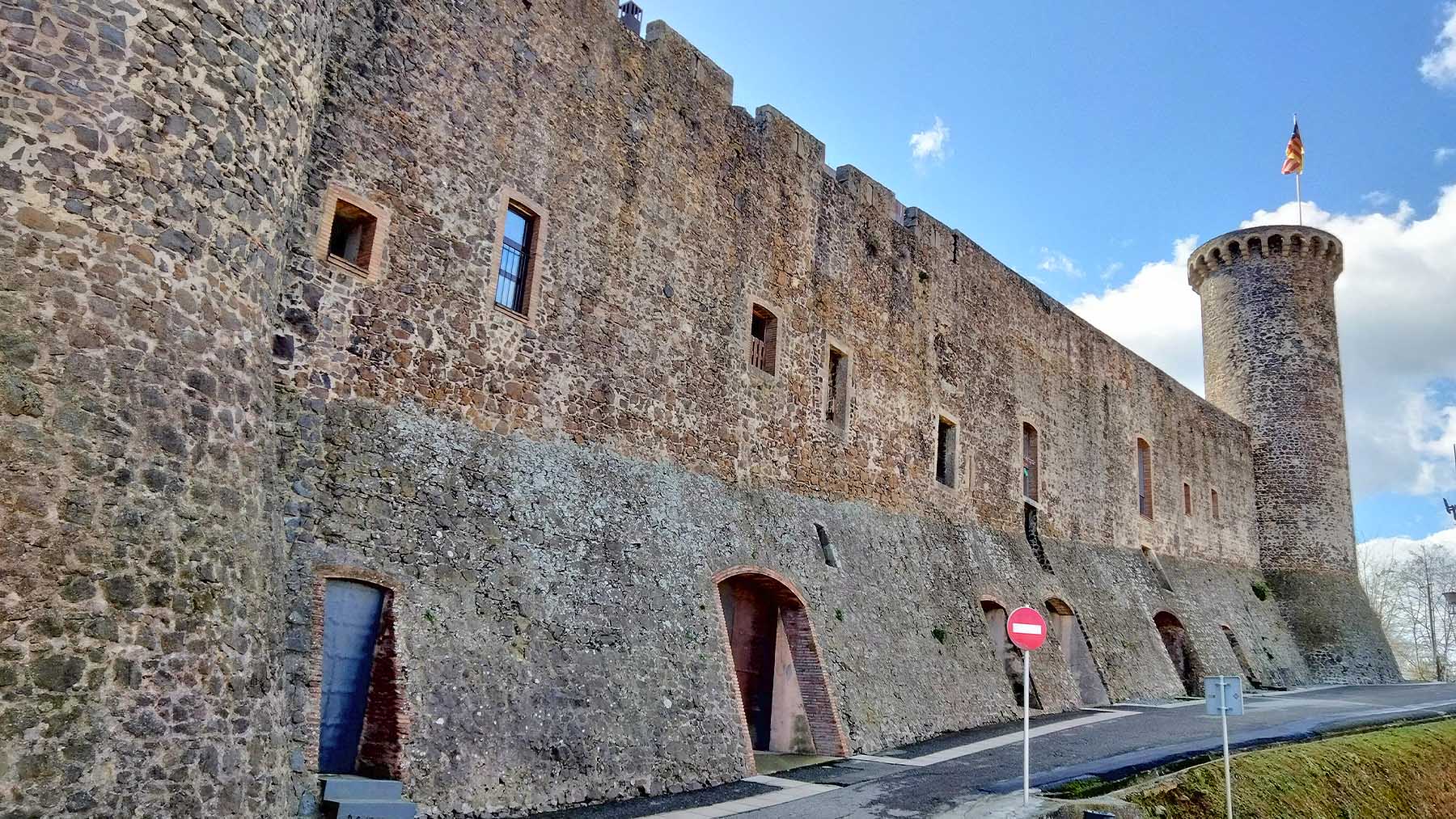 Castillo amurallado de Hostalric. Foto: Enric en Wikimedia Commons.