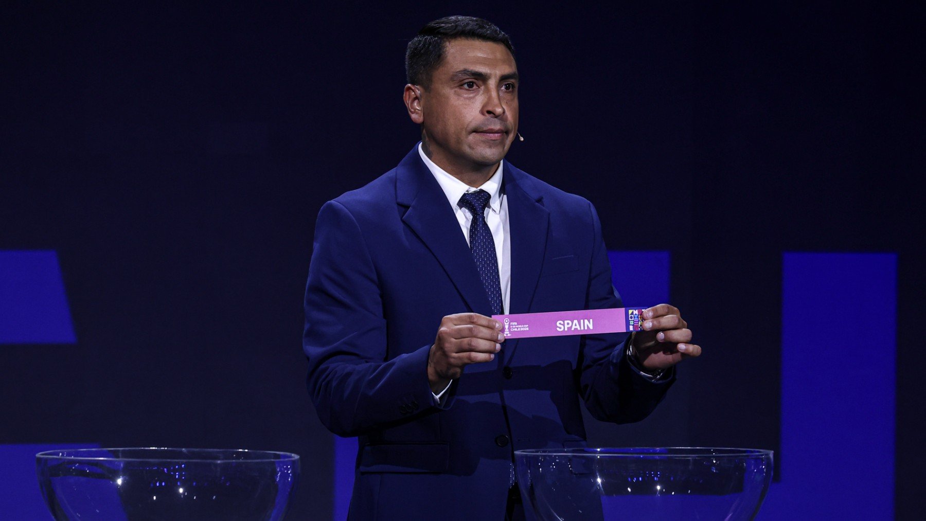 El ex futbolista chileno Gonzalo Jara sacó la bola de España en el sorteo de la fase de grupos de Mundial sub-20 de la FIFA Chile 2025. (EFE)