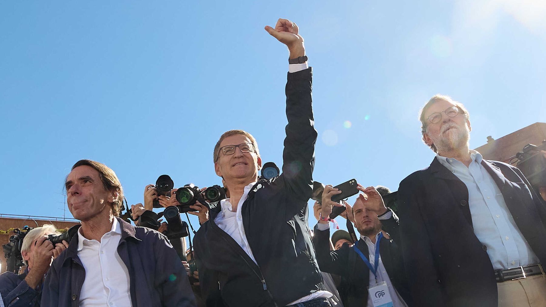 Los ex presidentes Aznar y Rajoy en acto contra la amnistía. (EP)