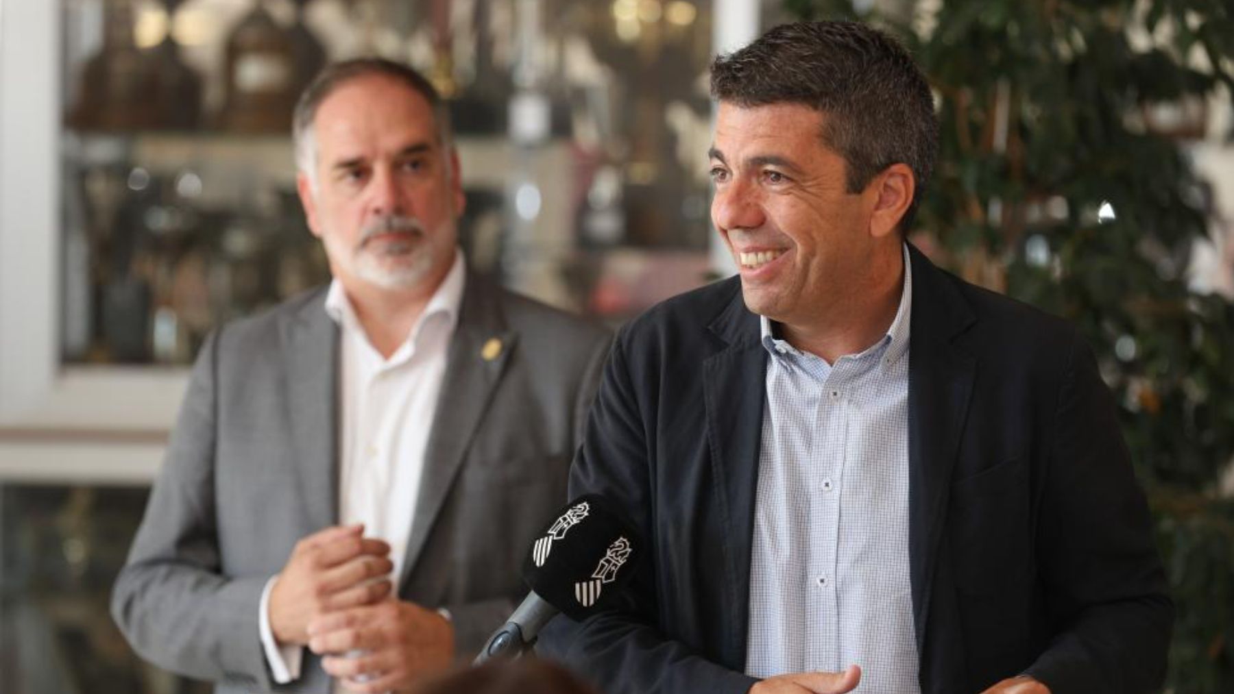 Carlos Mazón con Santiago Román, alcalde de San Juan de Alicante, este viernes.