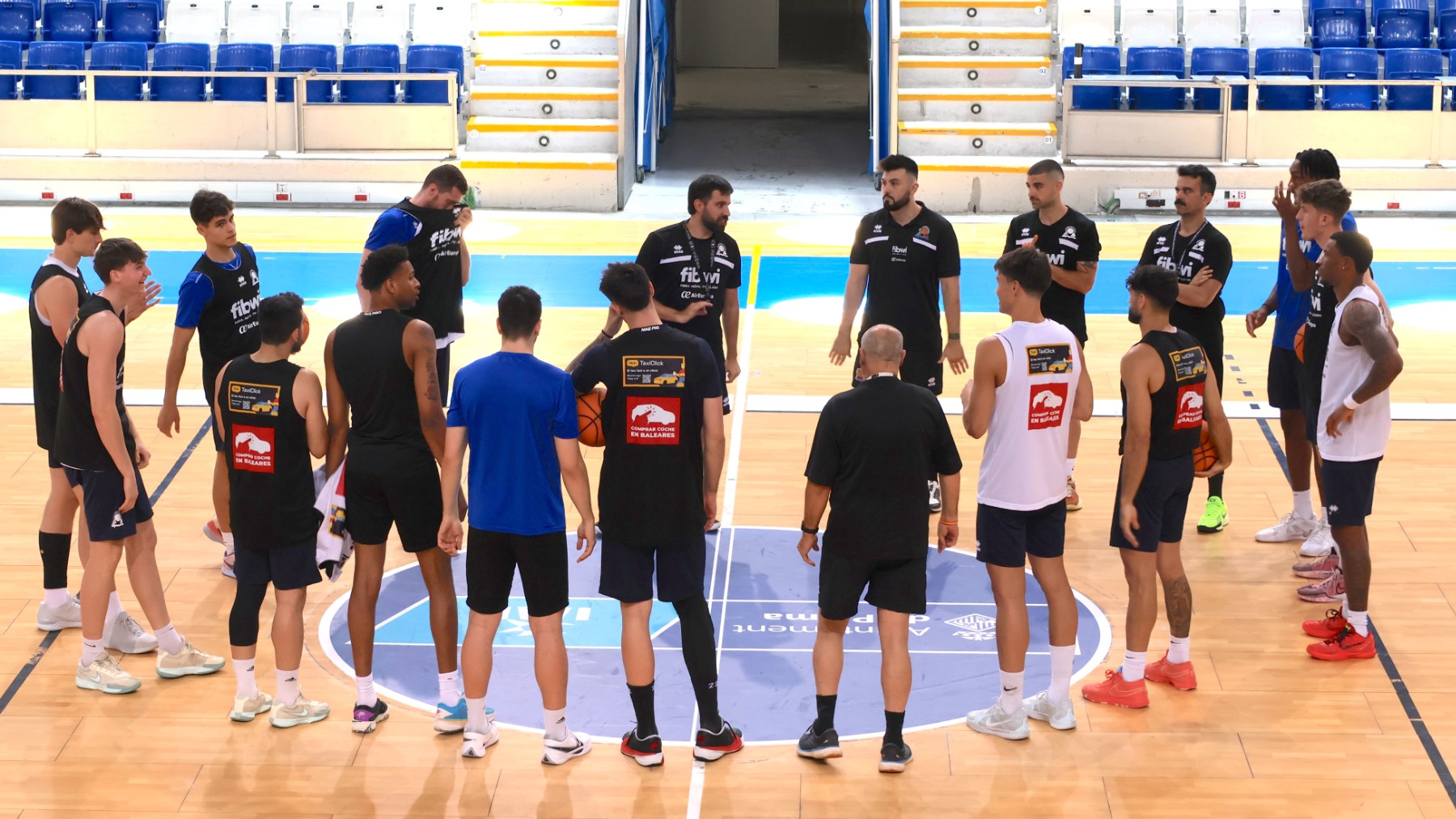 Pablo Cano habla con los jugadores en el entrenamiento.