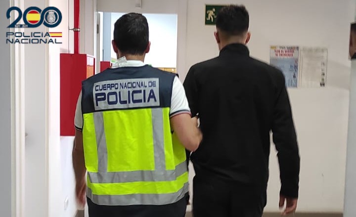 El detenido, conducido por un agente de la Policía Nacional.