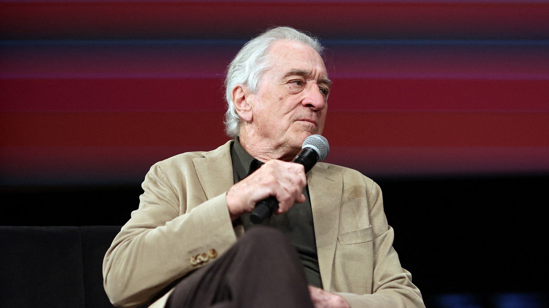 Robert De Niro dando unas declaraciones. (Foto: Gtres)