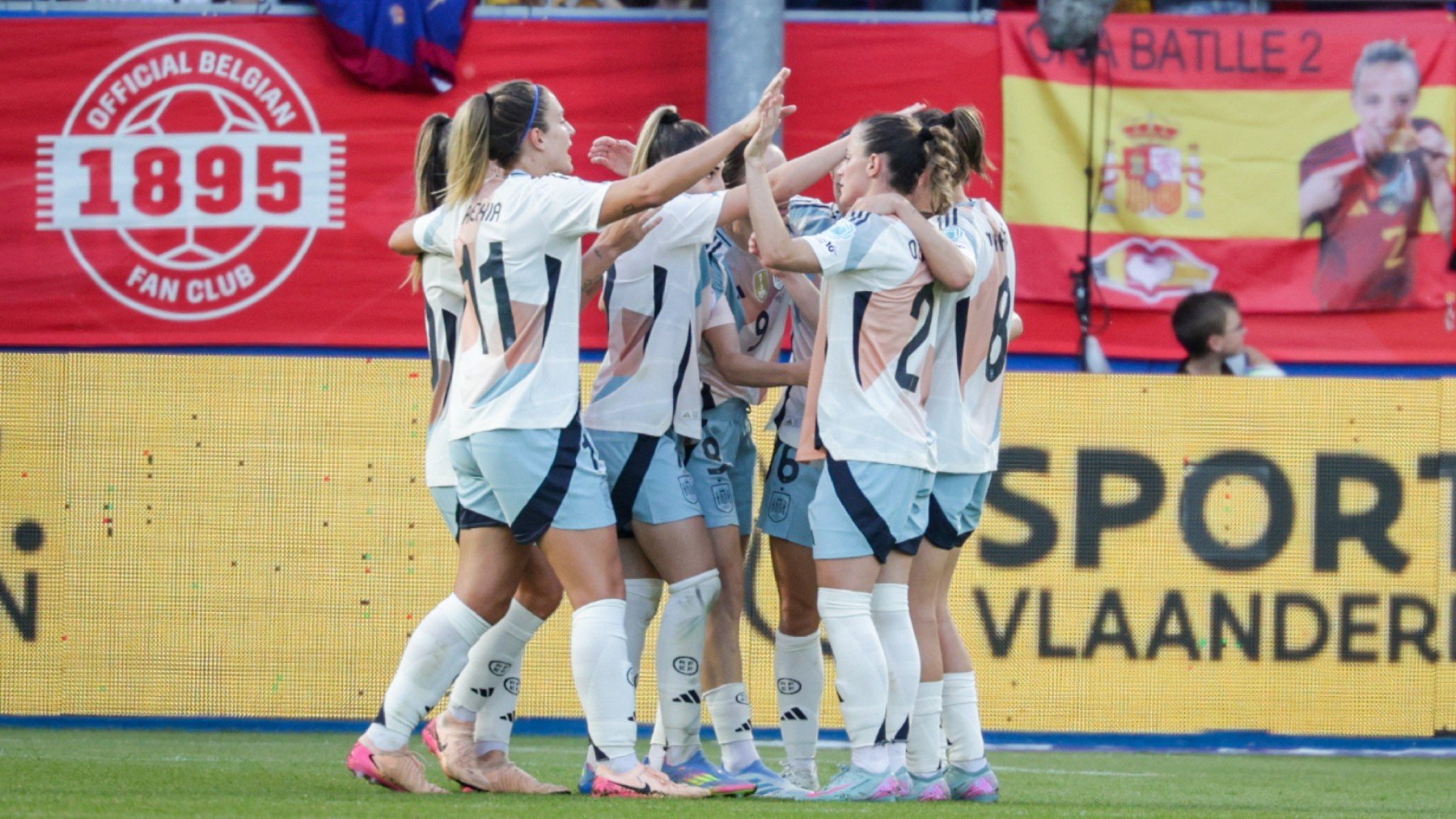 Las jugadoras de España celebran un gol ante Bélgica en Lovaina. (EFE)