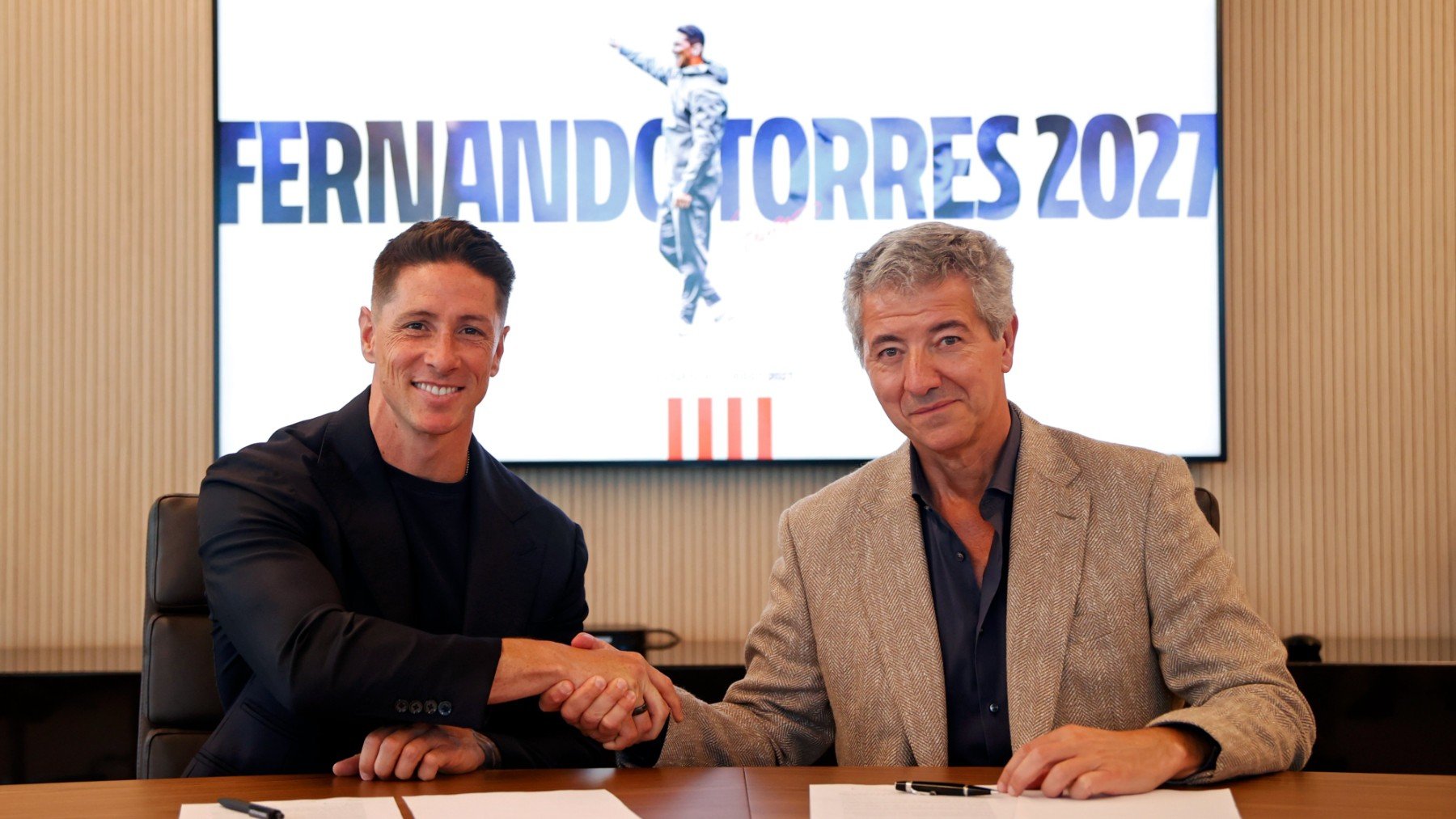 Torres y Gil Marín se estrechan la mano tras firmar el nuevo contrato. (Atlético)