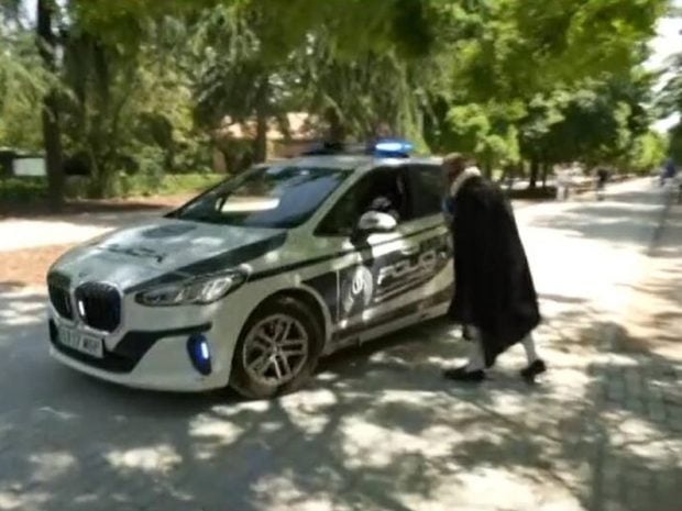 Víctor Sandoval recibe la visita de la Policía en pleno directo de La familia de la tele (RTVE).