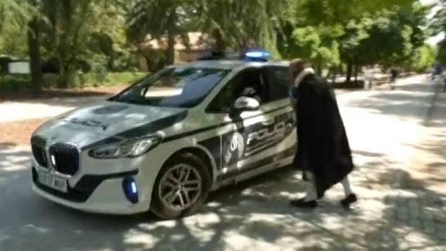 Víctor Sandoval recibe la visita de la Policía en pleno directo de La familia de la tele (RTVE).