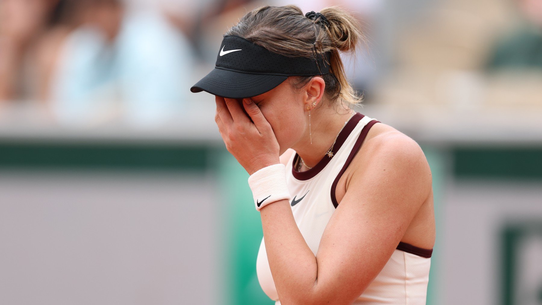 Badosa se lamenta tras perder un punto en Roland Garros. (Getty)