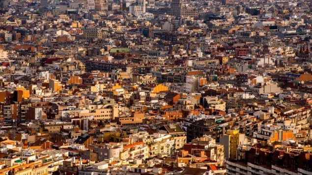 Casas en Barcelona. Los hogares tributan más, aunque ganan menos. (Getty Images)