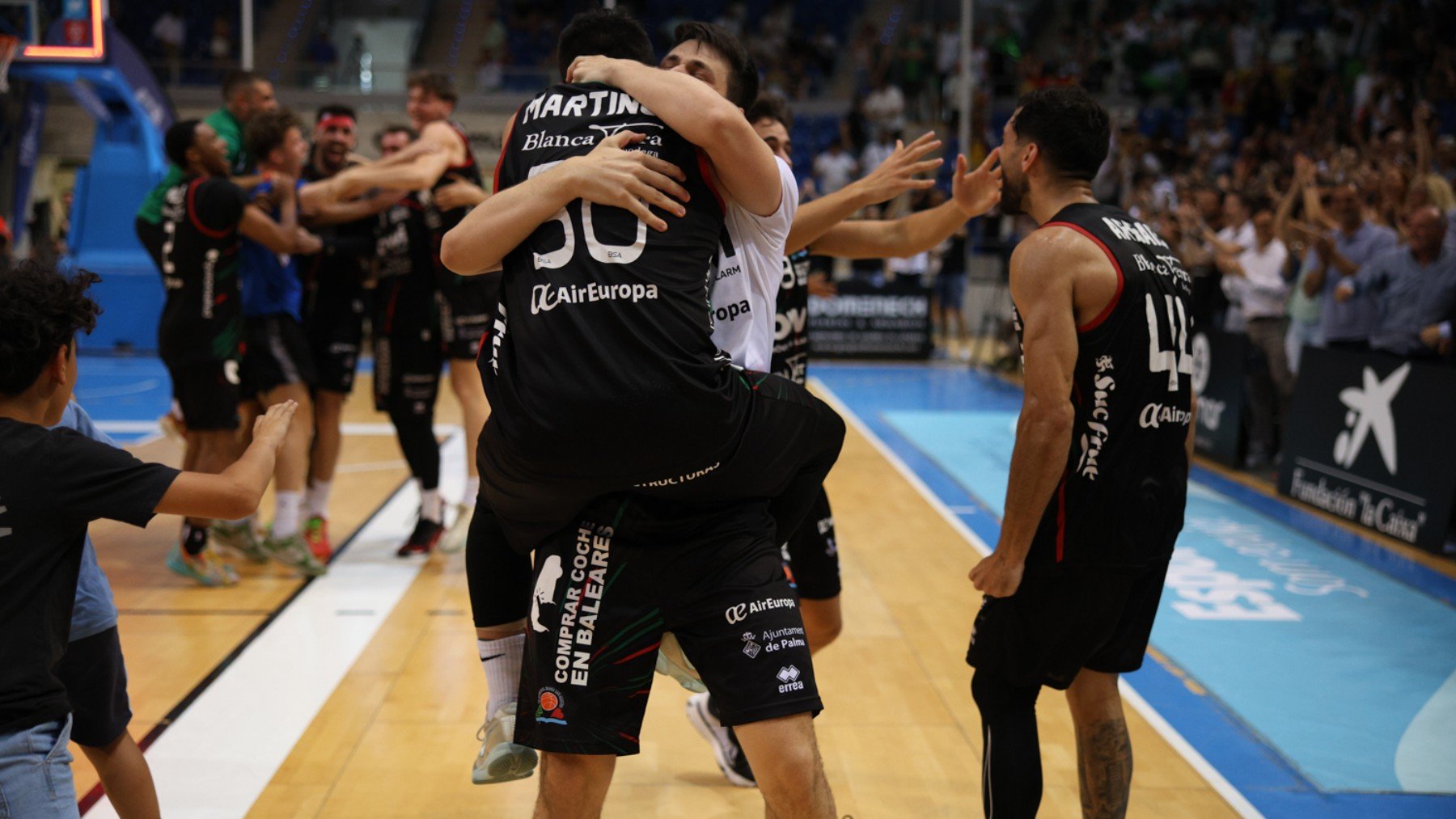 Los jugadores, celebrando el ascenso.