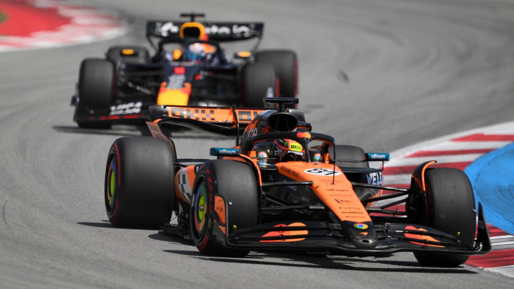 Piastri por delante de Verstappen en Montmeló. (Getty)