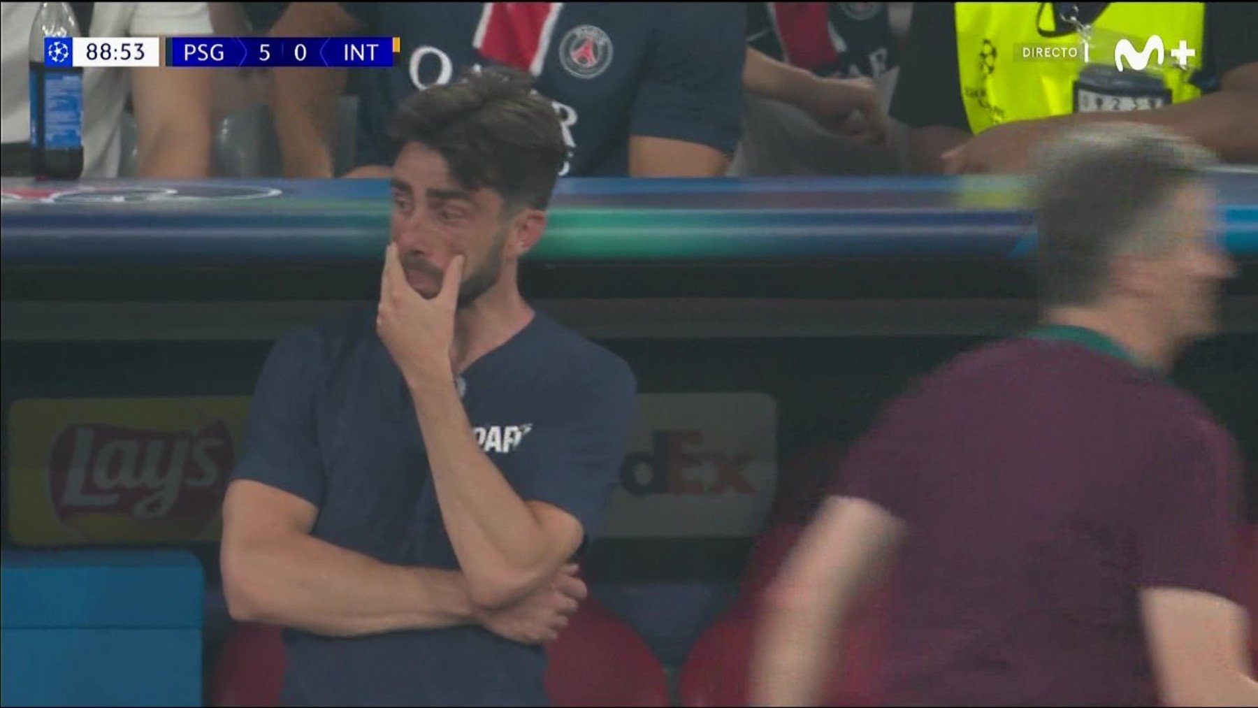 Rafel Pol, segundo de Luis Enrique, no pudo contener las lágrimas durante la victoria del PSG en la final de Champions. (Captura de pantalla)