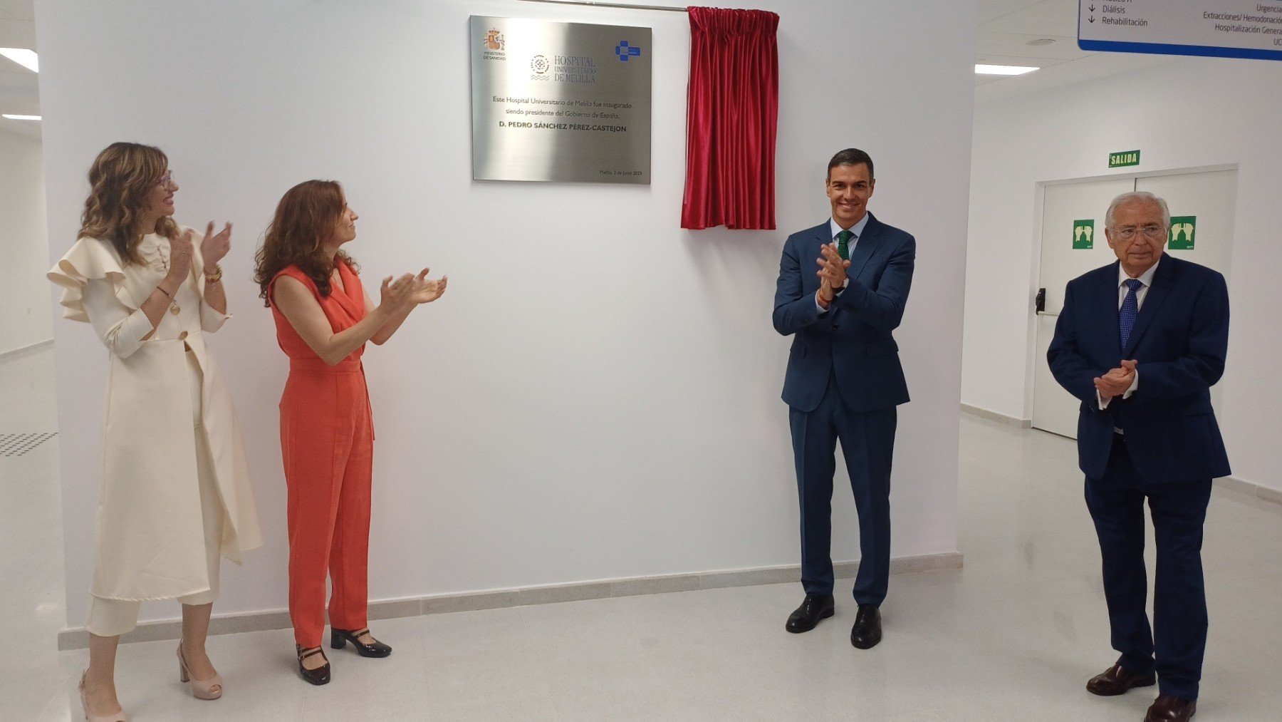 La ministra de Sanidad, Mónica García y el presidente del Gobierno, Pedro Sánchez.