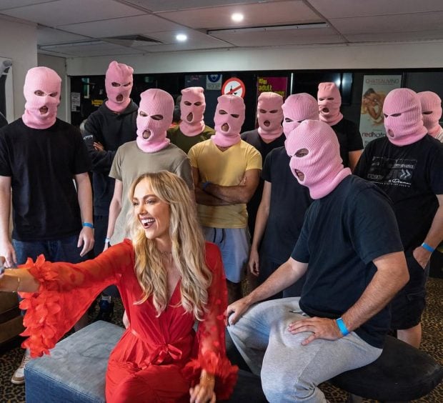 Annie Knight con varios de los hombres con los que se acostó. (Instagram)