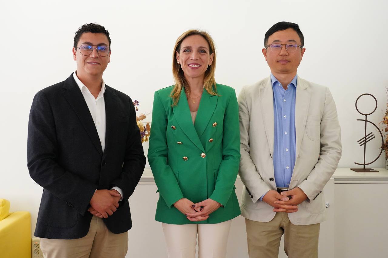 David López, concejal de Seguridad, Candelaria Testa, alcaldesa de Alcorcón, y un empresario del Partido Comunista Chino.